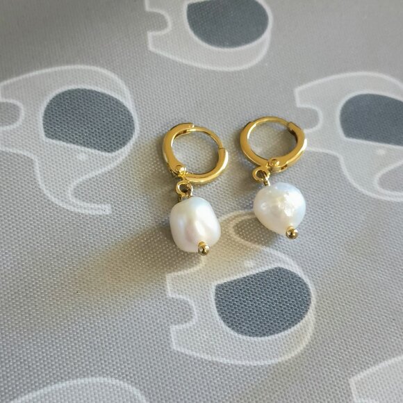 Baroque Pearl Huggie Hoop Earrings Gold Tone Drop Dangle Wedding Jewelry - Picture 1 of 8